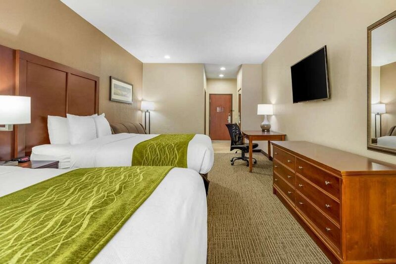 Guest Room with Queen Beds in the Comfort Inn & Suites Davenport